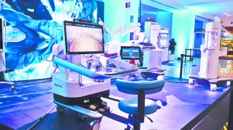 El binomio médico–robot promete transformar el modelo operativo de los quirófanos; el robot ha sido diseñado para asistir y potenciar la habilidad quirúrgica del especialista, no para reemplazarlo.

Para más información del tema, visita: https://www.eleconomista.com.mx/arteseideas/medtronic-presento-primer-robot-quirurgico-mexico-20251030-784229.html

#Medtronic #RobotQuirúrgico #México