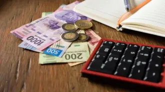 El aguinaldo es un derecho irrenunciable para los trabajadores, y aunque la LFT señala como mínimo 15 días para el cálculo, el tiempo que se lleve trabajando y el salario que se esté percibiendo son factores que determinan el monto final.

Para más información del tema, visita: https://www.eleconomista.com.mx/capital-humano/calcular-aguinaldo-20251110-785667.html

¡Síguenos en nuestras redes sociales para mantenerte informado!

Twitter: https://twitter.com/eleconomista 
Facebook: https://www.facebook.com/ElEconomista.mx
Instagram: https://www.instagram.com/eleconomistamx
LinkedIn: https://www.linkedin.com/company/el-economista/

#ElEconomista #EETV