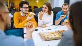 El momento de la comida en la oficina puede ayudar a impulsar el sentido de pertenencia y el bienestar del talento.