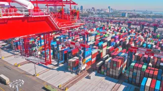 El déficit comercial de Estados Unidos se redujo más de lo previsto durante el mes de agosto, al disminuir las importaciones, pero el comercio podría seguir restando crecimiento económico en el tercer trimestre de 2025.

Para más información del tema, visita: https://www.eleconomista.com.mx/empresas/deficit-comercial-eu-baja-drasticamente-agosto-caida-importaciones-20251119-787302.html

¡Síguenos en nuestras redes sociales para mantenerte informado!

Twitter: https://twitter.com/eleconomista 
Facebook: https://www.facebook.com/ElEconomista.mx
Instagram: https://www.instagram.com/eleconomistamx
LinkedIn: https://www.linkedin.com/company/el-economista/

#ElEconomista #EETV