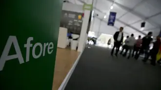 El Sistema de Ahorro para el Retiro disminuirá su tarifa promedio de 0.547% a 0.538% para el próximo año. Es decir, por cada 1,000 pesos que tienes en tu cuenta individual, el costo de administración será de 5.38 pesos.

Para más información del tema, visita: https://www.eleconomista.com.mx/finanzaspersonales/afores-bajaran-comisiones-2026-impacta-ahorro-pensionario-20251122-787800.html

¡Síguenos en nuestras redes sociales para mantenerte informado!

Twitter: https://twitter.com/eleconomista 
Facebook: https://www.facebook.com/ElEconomista.mx
Instagram: https://www.instagram.com/eleconomistamx
LinkedIn: https://www.linkedin.com/company/el-economista/
T

#ElEconomista #EETV