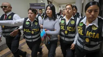 Betssy Chávez, esposada y escoltada en junio de 2023.