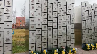 Memorial de las víctimas en Bucha, ubicado atrás de la iglesia de San Andrés.