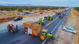 GUADALUPE, ZACATECAS, 01DICIEMBRE2025.- Productores agrícolas del estado bloquearon la mayoría de las carreteras federales en los municipios de Fresnillo, Calera, Ojocaliente, Trancoso y Guadalupe; para manifestarse en contra a la reforma a la Ley de Aguas Nacionales. Los campesinos bloquearon con tractores desde muy temprana hasta pasadas las ocho de la noche. FOTO: ADOLFO VLADIMIR /CUARTOSCURO.COM