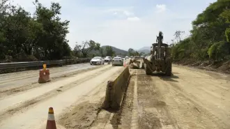 Entre agosto y el noveno mes del año su descenso pasó de 3% a 0.3%, gracias a un alza de 1.9% en las erogaciones en máquinas y equipo de transporte importados; durante los primeros tres trimestres del año contracción general suma 7.6 por ciento.

Para más información del tema, visita: https://www.eleconomista.com.mx/empresas/inversion-fija-modera-caida-septiembre-mayores-gastos-maquinaria-20251203-789429.html

¡Síguenos en nuestras redes sociales para mantenerte informado!

Twitter: https://twitter.com/eleconomista 
Facebook: https://www.facebook.com/ElEconomista.mx
Instagram: https://www.instagram.com/eleconomistamx
LinkedIn: https://www.linkedin.com/company/el-economista/

#ElEconomista #InversiónFija