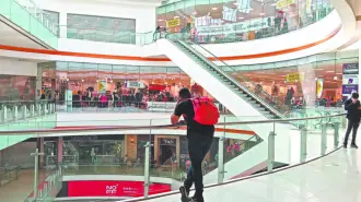 Luego del alza mensual de 0.9% del mes previo, tuvo una variación mínima de -0.008%; con todo y atonía tiene mejor desempeño que la inversión fija.

Para más información del tema, visita: https://www.eleconomista.com.mx/empresas/consumo-privado-aletarga-septiembre-variacion-nula-frente-agosto-20251203-789440.html

¡Síguenos en nuestras redes sociales para mantenerte informado!

Twitter: https://twitter.com/eleconomista 
Facebook: https://www.facebook.com/ElEconomista.mx
Instagram: https://www.instagram.com/eleconomistamx
LinkedIn: https://www.linkedin.com/company/el-economista/

#ElEconomista #EETV