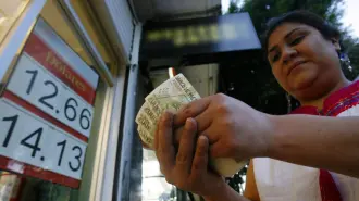 El total de dinero enviado de paisanos en el extranjero hacia sus familias en México anotó una caída de 1.7% en octubre del 2025. Ligando siete contracciones consecutivas.

Para más información del tema, visita: https://www.eleconomista.com.mx/sectorfinanciero/remesas-mexico-suman-siete-meses-consecutivos-caidas-20251204-789611.html

¡Síguenos en nuestras redes sociales para mantenerte informado!

Twitter: https://twitter.com/eleconomista 
Facebook: https://www.facebook.com/ElEconomista.mx
Instagram: https://www.instagram.com/eleconomistamx
LinkedIn: https://www.linkedin.com/company/el-economista/

#ElEconomista #EETV