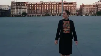 En un mensaje difundido en redes sociales, la presidenta de México invitó a la ciudadanía a "defender las conquistas del pueblo".

Para más información del tema, visita: https://www.eleconomista.com.mx/politica/sheinbaum-convoca-evento-zocalo-cdmx-celebrar-7-anos-transformacion-20251204-789711.html

¡Síguenos en nuestras redes sociales para mantenerte informado!

Twitter: https://twitter.com/eleconomista 
Facebook: https://www.facebook.com/ElEconomista.mx
Instagram: https://www.instagram.com/eleconomistamx
LinkedIn: https://www.linkedin.com/company/el-economista/

#ElEconomista #Sheinbaum #Zócalo