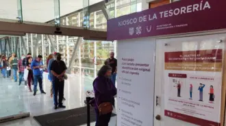 Clara Brugada instruyó a elevar casi al triple el límite para exentar este impuesto como parte de su estrategia para que en 2026 la capital de México aumente sus ingresos propios.

Para más información del tema, visita: https://www.eleconomista.com.mx/politica/vehiculos-valor-638-000-pesos-quedaran-exentos-tenencia-vehicular-cdmx-20251204-789685.html 

¡Síguenos en nuestras redes sociales para mantenerte informado!

Twitter: https://twitter.com/eleconomista 
Facebook: https://www.facebook.com/ElEconomista.mx
Instagram: https://www.instagram.com/eleconomistamx
LinkedIn: https://www.linkedin.com/company/el-economista/

#ElEconomista #EETV