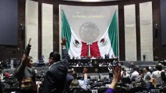 Con cambios de último momento, el pleno de la Cámara de Diputados aprobó durante la madrugada de este miércoles la Ley Arancelaria que impone un impuesto de importación a cerca de 1,463 productos provenientes de China y otros países sin Tratado de Libre Comercio con México.

Para más información del tema, visita: https://www.eleconomista.com.mx/politica/modificaciones-ultimo-momento-diputados-avalan-cambios-arancelarios-pasa-senado-20251210-790572.html

¡Síguenos en nuestras redes sociales para mantenerte informado!

Twitter: https://twitter.com/eleconomista 
Facebook: https://www.facebook.com/ElEconomista.mx
Instagram: https://www.instagram.com/eleconomistamx
LinkedIn: https://www.linkedin.com/company/el-economista/

#ElEconomista #EETV