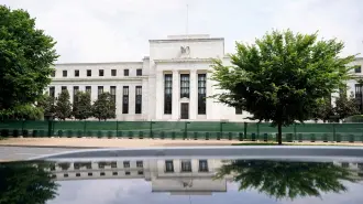 La Reserva Federal de Estados Unidos (Fed) bajó este miércoles, con división de opiniones, su tasa de interés en un cuarto de punto por tercera vez consecutiva por preocupaciones sobre el mercado laboral estadounidense.

Para más información del tema, visita: https://www.eleconomista.com.mx/sectorfinanciero/fed-cierra-ano-recorte-25-puntos-base-tasa-interes-rango-quedo-20251210-790603.html

¡Síguenos en nuestras redes sociales para mantenerte informado!

Twitter: https://twitter.com/eleconomista 
Facebook: https://www.facebook.com/ElEconomista.mx
Instagram: https://www.instagram.com/eleconomistamx
LinkedIn: https://www.linkedin.com/company/el-economista/

#ElEconomista #EETV