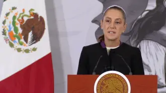Cuestionada por la prensa, la presidenta Claudia Sheinbaum aseguró que “Gasolinas del Bienestar” es una filial de Pemex y que "no hay nada oscuro" en su operación. 

Para más información del tema, visita: https://www.eleconomista.com.mx/empresas/sheinbaum-explica-gasolinas-bienestar-filial-subsidiaria-pemex-20251216-791530.html

¡Síguenos en nuestras redes sociales para mantenerte informado!

Twitter: https://twitter.com/eleconomista
Facebook: https://www.facebook.com/ElEconomista.mx
Instagram: https://www.instagram.com/eleconomistamx
LinkedIn: https://www.linkedin.com/company/el-economista/

#ElEconomista #EETV