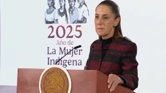 La presidenta Claudia Sheinbaum reiteró que México se apega estrictamente a los principios constitucionales de no intervención, autodeterminación de los pueblos y solución pacífica de las controversias, luego de que Donald Trump ordenara un bloqueo “total y completo” de buques petroleros de Venezuela.

Para más información del tema, visita: https://www.eleconomista.com.mx/politica/sheinbaum-pide-onu-asumir-papel-bloqueo-petrolero-trump-venezuela-20251217-791685.html

¡Síguenos en nuestras redes sociales para mantenerte informado!

Twitter: https://twitter.com/eleconomista
Facebook: https://www.facebook.com/ElEconomista.mx
Instagram: https://www.instagram.com/eleconomistamx
LinkedIn: https://www.linkedin.com/company/el-economista/

#ElEconomista #EETV