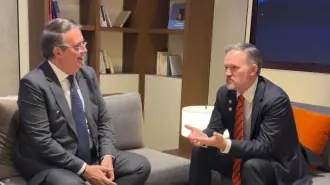 Aunque Greer reconoció un aumento en los salarios de la manufactura mexicana (casi el doble, de 2.3 a 4.2 dólares por hora), subrayó que persisten fallas que afectan la competitividad de los trabajadores estadounidenses.

Para más información del tema, visita: https://www.eleconomista.com.mx/empresas/eu-condiciona-continuidad-t-mec-endurecimiento-reglas-laborales-mexico-20251218-791894.html 

¡Síguenos en nuestras redes sociales para mantenerte informado!

Twitter: https://twitter.com/eleconomista 
Facebook: https://www.facebook.com/ElEconomista.mx
Instagram: https://www.instagram.com/eleconomistamx
LinkedIn: https://www.linkedin.com/company/el-economista/

#ElEconomista #EETV