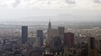 La economía mexicana volvería a presentar una contracción en noviembre, luego de la ligera recuperación que se estimó para octubre, de acuerdo con la información del Inegi.

Para más información del tema, visita: https://www.eleconomista.com.mx/economia/economia-mexicana-caeria-0-2-mensual-noviembre-2025-ioae-inegi-20251218-791891.html

¡Síguenos en nuestras redes sociales para mantenerte informado!

Twitter: https://twitter.com/eleconomista 
Facebook: https://www.facebook.com/ElEconomista.mx
Instagram: https://www.instagram.com/eleconomistamx
LinkedIn: https://www.linkedin.com/company/el-economista/

#ElEconomista #EETV