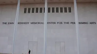 Rebautizar un emblemático recinto cultural como este con el nombre de un presidente en vida es el esfuerzo más reciente del presidente republicano de 79 años por imprimir su identidad en la capital estadounidense en su segundo mandato.

Para más información del tema, visita: https://www.eleconomista.com.mx/internacionales/iconico-kennedy-center-washington-cambiara-nombre-honor-donald-trump-20251218-791943.html

¡Síguenos en nuestras redes sociales para mantenerte informado!

Twitter: https://twitter.com/eleconomista 
Facebook: https://www.facebook.com/ElEconomista.mx
Instagram: https://www.instagram.com/eleconomistamx
LinkedIn: https://www.linkedin.com/company/el-economista/

#ElEconomista #EETV