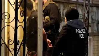 La ampliación de los planes de deportación se produce a pesar de las crecientes señales de reacción política adversa antes de las elecciones de mitad de mandato del próximo año.

Para más información del tema, visita: https://www.eleconomista.com.mx/internacionales/trump-ampliara-represion-inmigracion-2026-pesar-reacciones-adversas-20251221-792227.html

¡Síguenos en nuestras redes sociales para mantenerte informado!

Twitter: https://twitter.com/eleconomista 
Facebook: https://www.facebook.com/ElEconomista.mx
Instagram: https://www.instagram.com/eleconomistamx
LinkedIn: https://www.linkedin.com/company/el-economista/
T

#ElEconomista #EETV