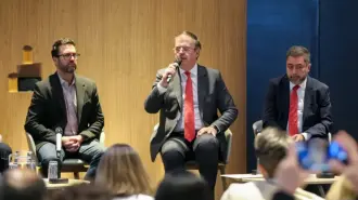 Marcelo Ebrard dijo que impulsar los Polos de Desarrollo Económico para el Bienestar durante el periodo que duren las negociaciones sobre el T-MEC será crucial.

Para más información del tema, visita: https://www.eleconomista.com.mx/empresas/mexico-canada-anuncian-inicio-revision-t-mec-enero-20251221-792235.html

¡Síguenos en nuestras redes sociales para mantenerte informado!

Twitter: https://twitter.com/eleconomista 
Facebook: https://www.facebook.com/ElEconomista.mx
Instagram: https://www.instagram.com/eleconomistamx
LinkedIn: https://www.linkedin.com/company/el-economista/
T

#ElEconomista #EETV