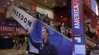 La primera gran convención del movimiento Turning Point USA desde el asesinato de su carismático fundador, Charlie Kirk, debía unir a las diversas voces de la derecha estadounidense y celebrar su legado pero, en cambio, evidenció enfrentamientos entre los conservadores.

Para más información del tema, visita: 
Twitter: https://twitter.com/eleconomista   
Sitio web: https://www.eleconomista.com.mx/   
Facebook: https://www.facebook.com/ElEconomista.mx   
 
#ElEconomista￼