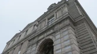 Trabajadores instalaron el martes una reja en la ventana por la que ladrones entraron en el Museo del Louvre el 19 de octubre, a plena luz del día, para robar ocho joyas del siglo XIX, consideradas tesoros nacionales.

Para más información del tema, visita: 
Twitter: https://twitter.com/eleconomista   
Sitio web: https://www.eleconomista.com.mx/   
Facebook: https://www.facebook.com/ElEconomista.mx   
 
#ElEconomista￼