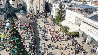 Al compás de tambores y bajo un cielo rutilante, jóvenes palestinos desfilaron este miércoles en las calles de Belén, para dar inicio a la primera Navidad festiva después de dos años ensombrecidos por la guerra de Gaza.

Para más información del tema, visita: https://www.eleconomista.com.mx/internacionales/belen-vuelve-celebrar-navidad-alegria-tregua-franja-gaza-20251224-792658.html 

¡Síguenos en nuestras redes sociales para mantenerte informado!

Twitter: https://twitter.com/eleconomista 
Facebook: https://www.facebook.com/ElEconomista.mx
Instagram: https://www.instagram.com/eleconomistamx
LinkedIn: https://www.linkedin.com/company/el-economista/

#ElEconomista #Navidad #Belén