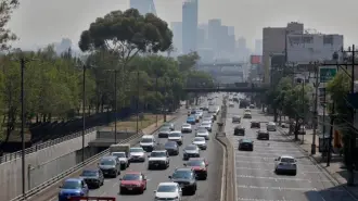 El Estado de México suspendió este viernes la Fase 1 de la Contingencia Ambiental Atmosférica, que provocó activar el Doble Hoy No Circula en la víspera, después de que en su reporte de las 10:00 hora permanecieron condiciones de la calidad del aire favorables.

Para más información del tema, visita: https://www.eleconomista.com.mx/ 

¡Síguenos en nuestras redes sociales para mantenerte informado!

Twitter: https://twitter.com/eleconomista 
Facebook: https://www.facebook.com/ElEconomista.mx
Instagram: https://www.instagram.com/eleconomistamx
LinkedIn: https://www.linkedin.com/company/el-economista/

#ElEconomista #ContingenciaAmbiental #HoyNoCircula