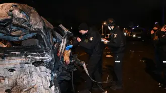La policía ucraniana inspeccionan un coche destrozado con el cadáver de una víctima en el lugar del impacto de un ataque en Járkov, el 26 de diciembre de 2025.