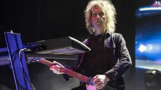 Perry Bamonte, conocido como "Teddy", que se convirtió en miembro de pleno derecho de The Cure en 1990.

Para más información del tema, visita: https://www.eleconomista.com.mx/arteseideas/perry-bamonte-guitarrista-tecladista-the-cure-fallecio-65-anos-20251226-792880.html 

¡Síguenos en nuestras redes sociales para mantenerte informado!

Twitter: https://twitter.com/eleconomista 
Facebook: https://www.facebook.com/ElEconomista.mx
Instagram: https://www.instagram.com/eleconomistamx
LinkedIn: https://www.linkedin.com/company/el-economista/

#ElEconomista #TheCure #PerryBamonte