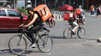 Con los nuevos porcentajes de exclusión de la STPS y sin contar propinas, a partir de enero de 2026, algunas de las personas trabajadoras de plataformas digitales deberán ganar un poco menos de 19,000 pesos para acceder a la protección completa del IMSS.

Para más información del tema, visita: https://www.eleconomista.com.mx/capital-humano/19-000-pesos-deberan-alcanzar-trabajadores-apps-2026-asegurados-imss-20251226-792847.html 

¡Síguenos en nuestras redes sociales para mantenerte informado!

Twitter: https://twitter.com/eleconomista 
Facebook: https://www.facebook.com/ElEconomista.mx
Instagram: https://www.instagram.com/eleconomistamx
LinkedIn: https://www.linkedin.com/company/el-economista/

#ElEconomista #Repartidores #IMSS