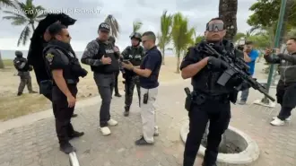 Seis personas, incluida una bebé de unos dos años, murieron el domingo frente a una playa turística en el suroeste de Ecuador durante un ataque armado con fusiles que dejó además tres heridos, informó la policía.

¡Síguenos en nuestras redes sociales para mantenerte informado!

Twitter: https://twitter.com/eleconomista 
Facebook: https://www.facebook.com/ElEconomista.mx
Instagram: https://www.instagram.com/eleconomistamx
LinkedIn: https://www.linkedin.com/company/el-economista/

#ElEconomista #EETV