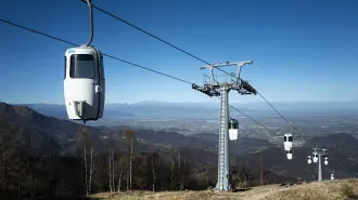 Una cabina de teleférico llegó a exceso de velocidad a una estación alpina, provocando heridos leves y la evacuación de pasajeros.