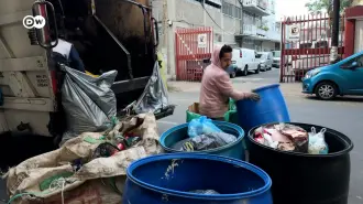 Restos de comida, botellas y envoltorios son los residuos que más aumentan durante Navidad y Año Nuevo en Ciudad de México, donde apenas se recicla el 40% de los desechos. El Plan "Basura Cero" busca cambiarlo.

¡Síguenos en nuestras redes sociales para mantenerte informado!

Twitter: https://twitter.com/eleconomista 
Facebook: https://www.facebook.com/ElEconomista.mx
Instagram: https://www.instagram.com/eleconomistamx
LinkedIn: https://www.linkedin.com/company/el-economista/

#ElEconomista #EETV