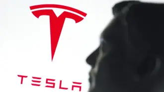 Con un aumento de las ventas mundiales de vehículos eléctricos del 28% el año pasado, BYD superó a Tesla por primera vez en ventas anuales, gracias al rápido crecimiento en Europa, donde el fabricante chino ha ido ampliando la ventaja sobre su rival estadounidense.

Para más información del tema, visita: https://www.eleconomista.com.mx/empresas/tesla-pierde-corona-vehiculos-electricos-frente-china-byd-20260102-793579.html

¡Síguenos en nuestras redes sociales para mantenerte informado!

Twitter: https://twitter.com/eleconomista
Facebook: https://www.facebook.com/ElEconomista.mx
Instagram: https://www.instagram.com/eleconomistamx
LinkedIn: https://www.linkedin.com/company/el-economista/

#ElEconomista #EETV