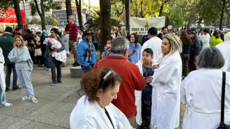 La jefa de gobierno de la CDMX, Carla Brugada, informó que a causa del temblor cayeron cinco postes y cuatro árboles, y hubo 18 denuncias por falta de suministro eléctrico en distintos barrios capitalinos. Además, reportó 12 personas heridass, sobre las que no ofreció más detalles.

Para más información del tema, visita: https://www.eleconomista.com.mx/politica/fuerte-sismo-centro-sur-mexico-deja-12-heridos-danos-materiales-20260102-793589.html

¡Síguenos en nuestras redes sociales para mantenerte informado!

Twitter: https://twitter.com/eleconomista
Facebook: https://www.facebook.com/ElEconomista.mx
Instagram: https://www.instagram.com/eleconomistamx
LinkedIn: https://www.linkedin.com/company/el-economista/

#ElEconomista #EETV