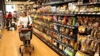 Los gastos excesivos de diciembre, las deudas acumuladas, los compromisos de inicio de año y el aumento generalizado de precios suelen complicar el bolsillo; sin embargo, siempre hay opciones para aligerar la carga y pasarla un poco mejor.

Para más información del tema, visita: https://www.eleconomista.com.mx/finanzaspersonales/cuesta-enero-2026-10-consejos-darle-vuelta-inflacion-alza-impuestos-20260102-792217.html

¡Síguenos en nuestras redes sociales para mantenerte informado!

Twitter: https://twitter.com/eleconomista 
Facebook: https://www.facebook.com/ElEconomista.mx
Instagram: https://www.instagram.com/eleconomistamx
LinkedIn: https://www.linkedin.com/company/el-economista/
T

#ElEconomista #EETV