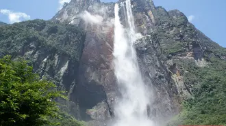 El Salto Ángel en Canaima: 979 metros de caída libre que lo convierten en la cascada ininterrumpida más alta del mundo, un espectáculo esencial en cualquier viaje de naturaleza en Sudamérica.