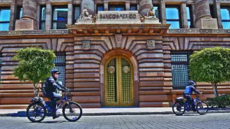 La incertidumbre respecto a la política comercial de Estados Unidos y la persistencia de los conflictos geopolíticos ha llevado a los bancos centrales a fortalecer sus posiciones de reservas como medida preventiva ante posibles choques externos.

Para más información del tema, visita: https://www.eleconomista.com.mx/economia/banxico-registro-acumulacion-historica-reservas-internacionales-20260107-794124.html

¡Síguenos en nuestras redes sociales para mantenerte informado!

Twitter: https://twitter.com/eleconomista 
Facebook: https://www.facebook.com/ElEconomista.mx
Instagram: https://www.instagram.com/eleconomistamx
LinkedIn: https://www.linkedin.com/company/el-economista/

#ElEconomista #Banxico