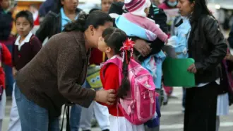 El regreso a clases de la SEP este 12 de enero se mantiene sin suspensión nacional, aunque varios estados ajustaron horarios por bajas temperaturas y en la CDMX se prevén marchas y bloqueos viales.

Para más información del tema, visita: https://www.eleconomista.com.mx/politica/sep-ajusta-horarios-frio-extremo-regreso-clases-2026-estados-cambios-20260112-794872.html

¡Síguenos en nuestras redes sociales para mantenerte informado!

Twitter: https://twitter.com/eleconomista 
Facebook: https://www.facebook.com/ElEconomista.mx
Instagram: https://www.instagram.com/eleconomistamx
LinkedIn: https://www.linkedin.com/company/el-economista/

#ElEconomista #EETV