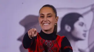 La presidenta Claudia Sheinbaum adelantó que su reforma electoral será presentada en febrero, negó que busque controlar al INE y afirmó que garantizará la representación de minorías.

Para más información del tema, visita: https://www.eleconomista.com.mx/politica/sheinbaum-descarta-ley-maduro-senalamientos-oposicion-reforma-electoral-20260115-795474.html

¡Síguenos en nuestras redes sociales para mantenerte informado!

Twitter: https://twitter.com/eleconomista 
Facebook: https://www.facebook.com/ElEconomista.mx
Instagram: https://www.instagram.com/eleconomistamx
LinkedIn: https://www.linkedin.com/company/el-economista/
T

#ElEconomista #EETV