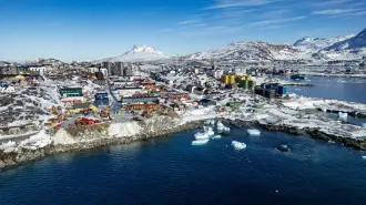 La delegación, presente el viernes y sábado en Copenhague, viajará luego al Foro Económico Mundial de Davos, Suiza, donde se espera también la participación del presidente Trump.

Para más información del tema, visita: https://www.eleconomista.com.mx/internacionales/congresistas-eu-visitan-dinamarca-muestra-apoyo-groenlandia-presiones-trump-20260116-795710.html 

¡Síguenos en nuestras redes sociales para mantenerte informado!

Twitter: https://twitter.com/eleconomista 
Facebook: https://www.facebook.com/ElEconomista.mx
Instagram: https://www.instagram.com/eleconomistamx
LinkedIn: https://www.linkedin.com/company/el-economista/

#ElEconomista #Groenlandia #Dinamarca