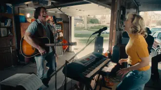 Hugh Jackman y Kate Hudson dan vida a Mike y Claire Sardina en Song Sung Blue. Foto: Cortesía Focus Features