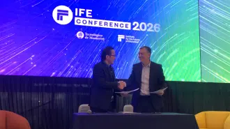 Michael Fung, director ejecutivo del IFE y Raúl Valdés-Cotera, de UIL-UNESCO.