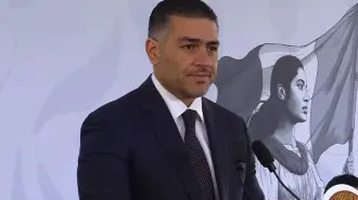 El secretario de Seguridad, Omar García Harfuch, informó la mañana de este jueves sobre la detención en Jalisco, de Diego Rivera Navarro, alcalde de Tequila, Jalisco.

Para más información del tema, visita: https://www.eleconomista.com.mx/politica/harfuch-anuncia-detencion-alcalde-tequila-parte-operacion-enjambre-20260205-798519.html

Twitter: https://twitter.com/eleconomista 
Sitio web: https://www.eleconomista.com.mx/ 
Facebook: https://www.facebook.com/ElEconomista.mx 
Instagram: https://www.instagram.com/eleconomistamx

#ElEconomista #CapitalHumano #EETV