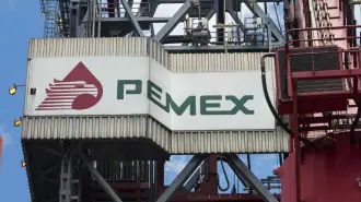 La Secretaría de Hacienda y Crédito Público indicó que fueron tres operaciones. La primera de ellas por 9,005 millones de pesos a 5.2 años en tasa flotante.

Para más información del tema, visita: https://www.eleconomista.com.mx/mercados/pemex-coloco-31-500-millones-pesos-mercado-local-20260213-799856.html 

¡Síguenos en nuestras redes sociales para mantenerte informado!

Twitter: https://twitter.com/eleconomista 
Facebook: https://www.facebook.com/ElEconomista.mx
Instagram: https://www.instagram.com/eleconomistamx
LinkedIn: https://www.linkedin.com/company/el-economista/

#ElEconomista #Pemex