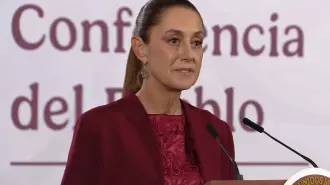 Autoridades federales y estatales indagan el caso de siete menores intoxicados en Huauchinango; una niña dio positivo a opioide.

Para más información del tema, visita: https://www.eleconomista.com.mx/politica/sheinbaum-pide-investigar-caso-fentanilo-tamales-intoxicaron-menores-20260219-800653.html

¡Síguenos en nuestras redes sociales para mantenerte informado!

Twitter: https://twitter.com/eleconomista 
Facebook: https://www.facebook.com/ElEconomista.mx
Instagram: https://www.instagram.com/eleconomistamx
LinkedIn: https://www.linkedin.com/company/el-economista/

#ElEconomista #Sheinbaum