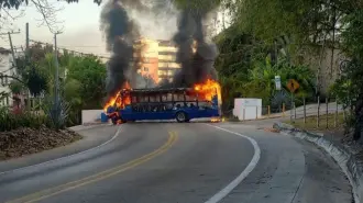 Los bloqueos son derivados de un operativo en el Pueblo Mágico de Tapalpa.

Para más información del tema, visita: https://www.eleconomista.com.mx/politica/reportan-narcobloqueos-jalisco-michoacan-20260222-801032.html 

¡Síguenos en nuestras redes sociales para mantenerte informado!

Twitter: https://twitter.com/eleconomista 
Facebook: https://www.facebook.com/ElEconomista.mx
Instagram: https://www.instagram.com/eleconomistamx
LinkedIn: https://www.linkedin.com/company/el-economista/

#ElEconomista #Jalisco #Michoacán