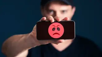 Apps de préstamos ilegales en México pueden extorsionar y cometer fraude utilizando tus datos personales. Autoridades explican riesgos, modos de operación y recomendaciones para denunciar y proteger tu información financiera.

Para más información del tema, visita:https://www.eleconomista.com.mx/finanzaspersonales/apps-prestamos-ilegales-asi-operan-montadeudas-victima-20260309-803328.html 

Twitter: https://twitter.com/eleconomista 
Sitio web: https://www.eleconomista.com.mx/ 
Facebook: https://www.facebook.com/ElEconomista.mx 

#ElEconomista #EETV #FinanzasPersonales