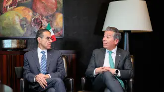 Alejandro Valenzuela, presidente del Consejo de Administración de Banco Azteca, y Tonatiuh Rodríguez, director general de Banco Azteca.