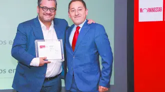 Erik Moreno (a la izquierda), director de Fondos de Deuda, recibió el premio Morningstar