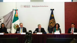 Durante el acto, el canciller reiteró que la principal tarea de la Secretaría de Relaciones Exteriores es la atención y protección de los connacionales en todo el mundo, independientemente de su calidad migratoria.